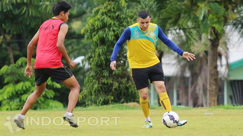 Latihan perdana Felipe Bertoldo (kanan) bersama Arema FC. - INDOSPORT